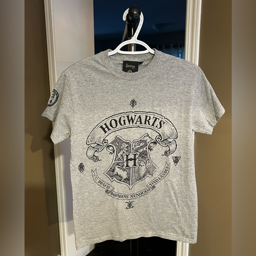 Warner Bros. Harry Potter Hogwarts Gray Short Sleeve T-Shirt